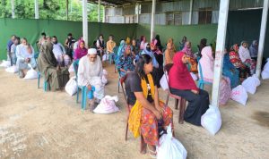 পানছড়িতে সেনাবাহিনীর মানবিক উদ্যোগ: পাহাড়ি-বাঙালি অসহায়দের মাঝে ত্রাণ বিতরণ