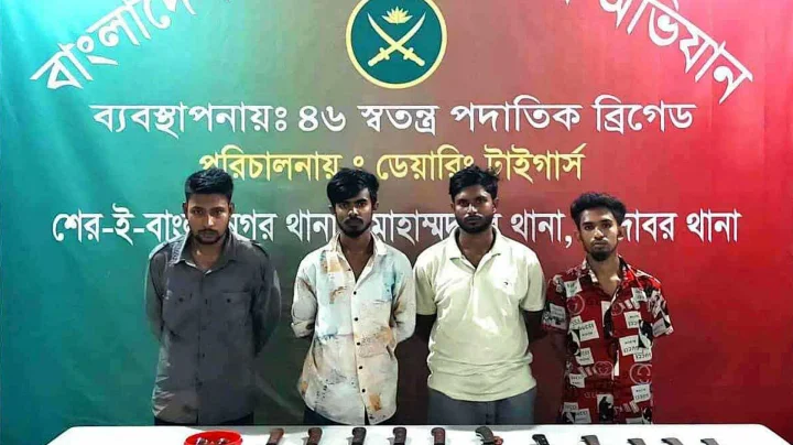 সেনা অভিযানে অস্ত্রসহ কিশোর গ্যাংয়ের চার সদস্য গ্রেপ্তার
