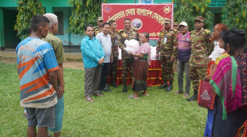 বাঘাইছড়িতে অতিবৃষ্টির ফলে পানিবন্দি হতদরিদ্রদের মাঝে সেনাবাহিনীর ত্রাণ বিতরণ