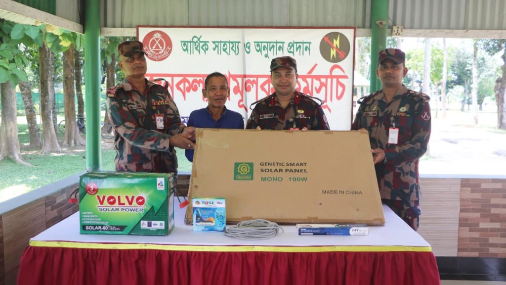 সাজেকে বিদ্যুৎহীন গ্রামে সোলার উপহার দিল বিজিবির মারিশ্যা জোন