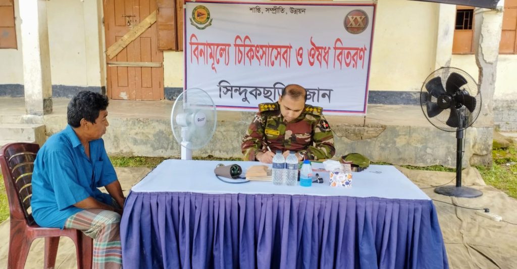 মানিকছড়িতে সেনাবাহিনীর মেডিকেল ক্যাম্পে বিনামূল্যে চিকিৎসা ও ঔষুধ বিতরণ