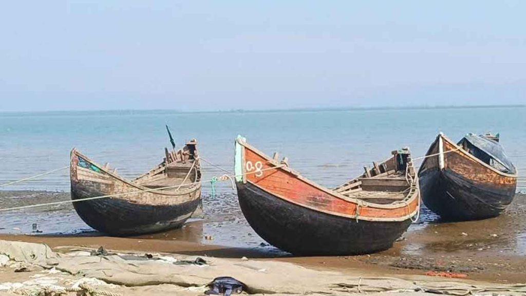 নাফ নদী থেকে আবারো ৭ জন জেলে ধরে নিয়ে গেল আরাকান আর্মি