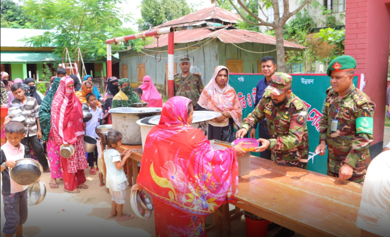 লংগদুতে বন্যাদুর্গতদের মাঝে সেনাবাহিনীর রান্না করা খাবার বিতরণ