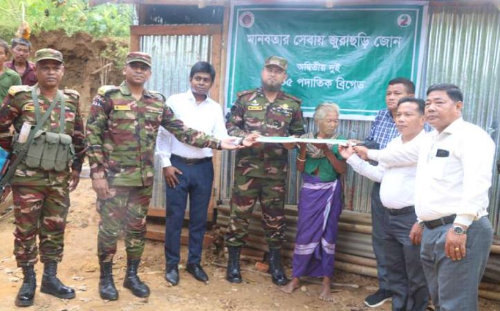জুরাছড়িতে সেনাবাহিনীর মানবিক উদ্যোগ, বিধবার হাতে নতুন ঘর