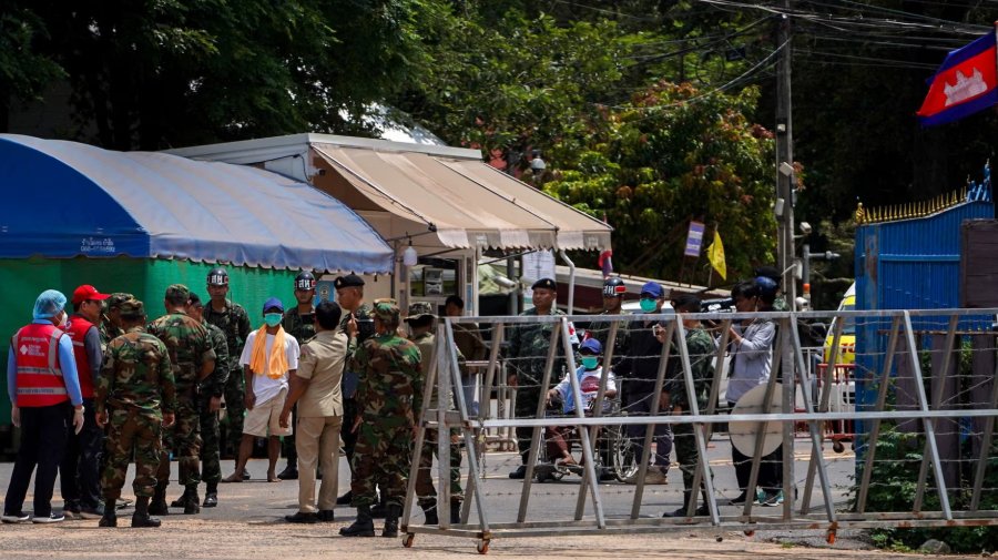 থাইল্যান্ডে আটক দুই কাম্বোডিয়ান সেনাকে ফেরত, যুদ্ধবিরতি আলোচনার আগে উত্তেজনা প্রশমনের ইঙ্গিত