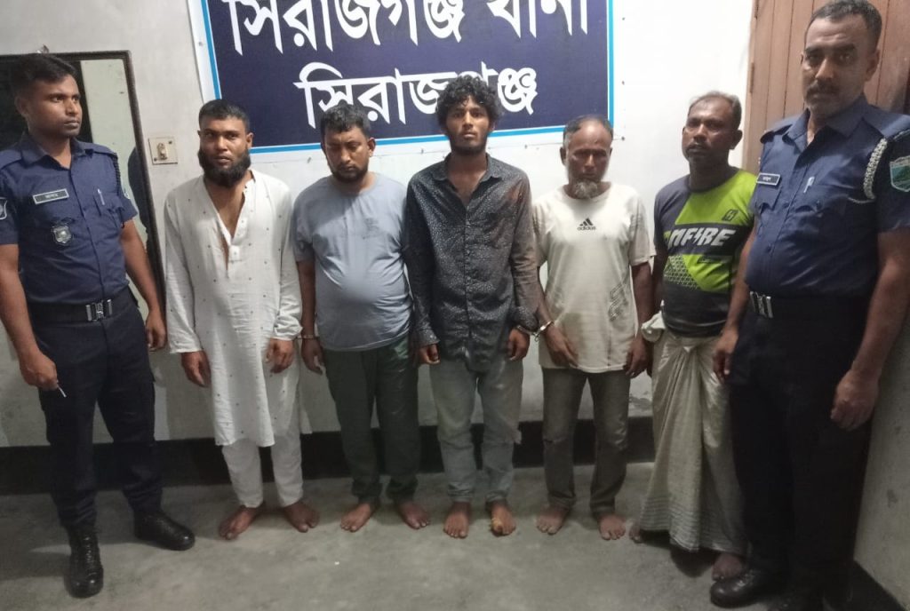 সিরাজগঞ্জে দুই পক্ষের সংঘর্ষের জেরে যৌথবাহিনীর অভিযান, আটক ৫