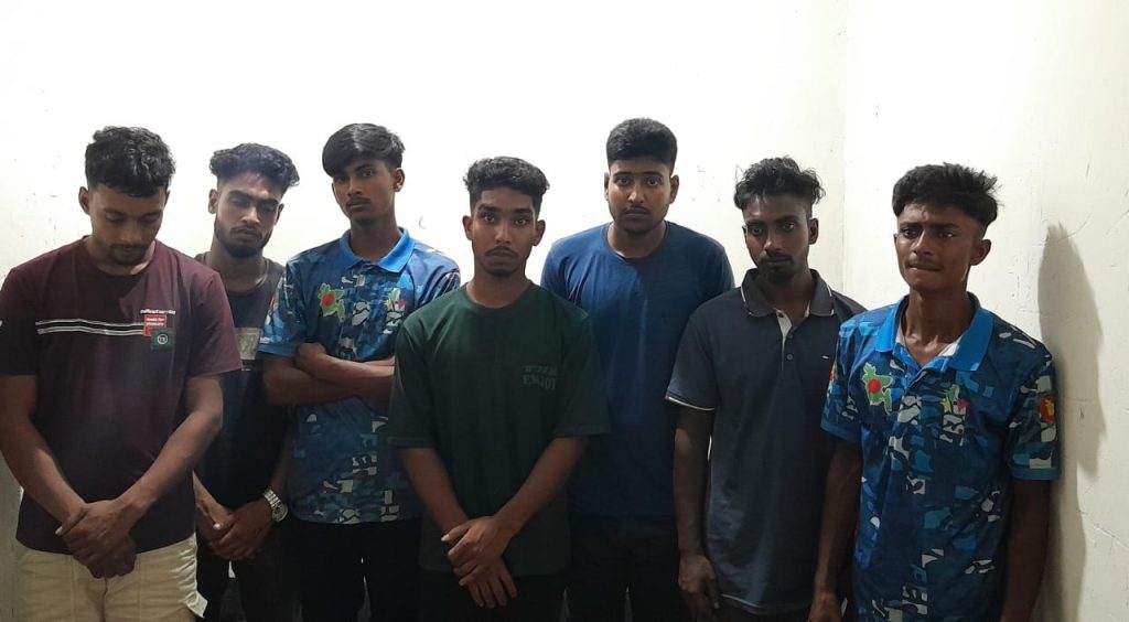 গুরুদাসপুরে সেনা অভিযানে মাদকসহ কিশোর গ্যাংয়ের ৭ সদস্য আটক