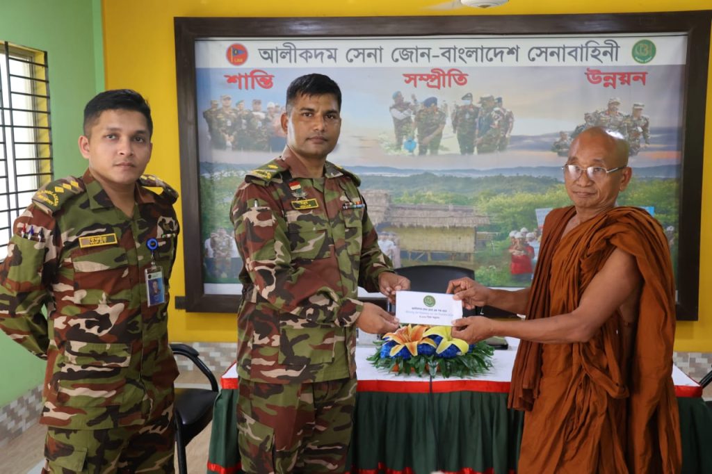 বান্দরবানের আলীকদমে বিভিন্ন ব্যক্তি ও প্রতিষ্ঠানে সেনা জোনের আর্থিক সহায়তা বিতরণ
