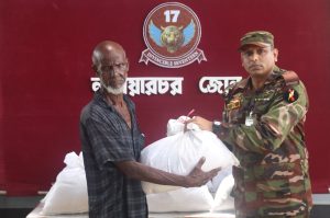 নানিয়ারচরে পানিবন্দি ৪৫টি পরিবারের মাঝে সেনাবাহিনীর মানবিক সহায়তা বিতরণ