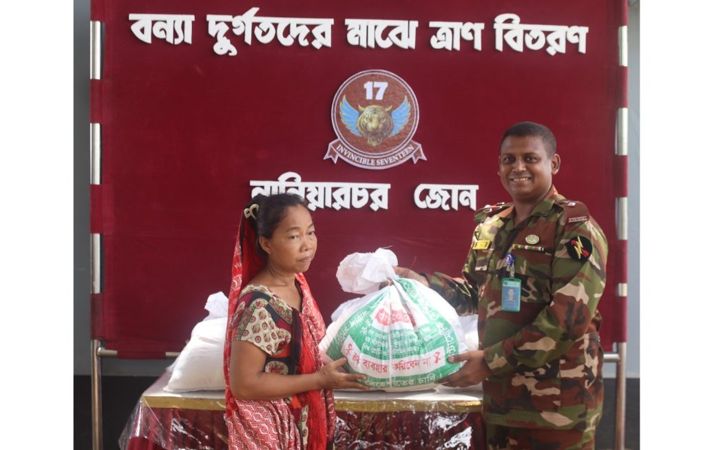 নানিয়ারচরে পানিবন্দি ৪৫টি পরিবারের মাঝে সেনাবাহিনীর মানবিক সহায়তা বিতরণ
