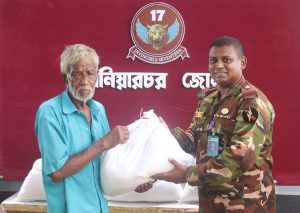 নানিয়ারচরে পানিবন্দি ৪৫টি পরিবারের মাঝে সেনাবাহিনীর মানবিক সহায়তা বিতরণ
