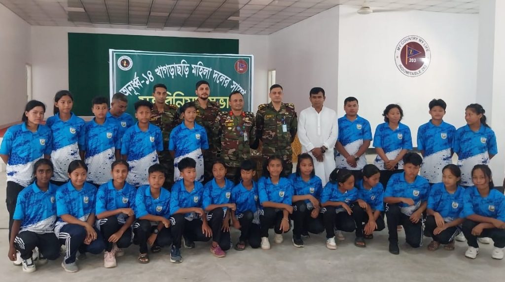 অনূর্ধ্ব-১৪ মহিলা ফুটবল দলের সাথে খাগড়াছড়ি রিজিয়ন কমান্ডারের মতবিনিময়
