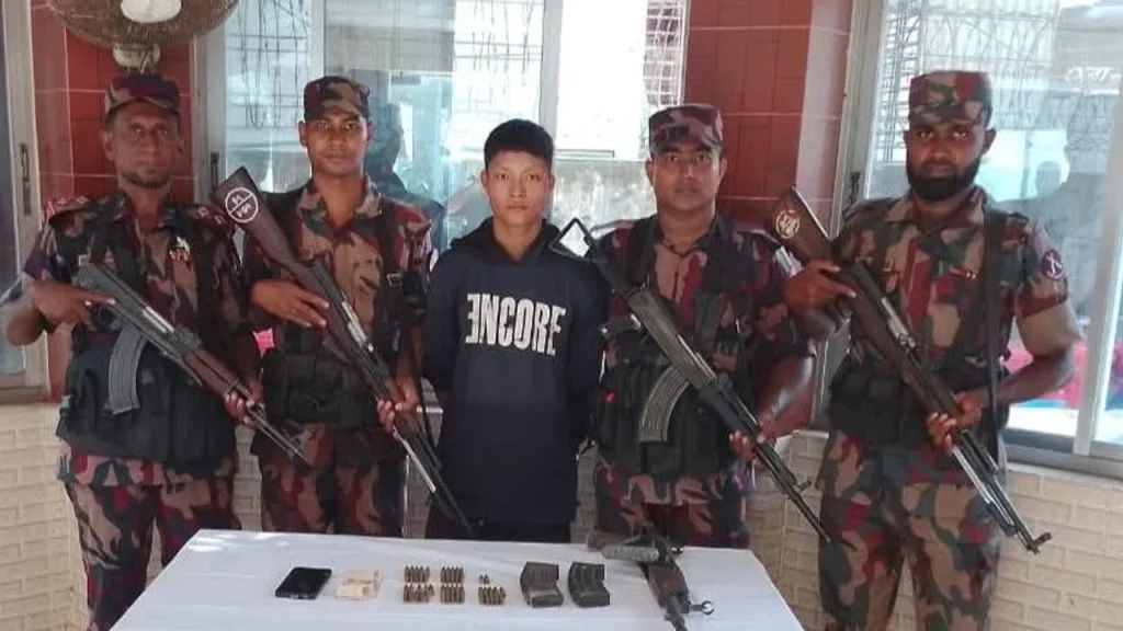 অস্ত্রসহ বিজিবির কাছে অস্ত্রসহ আত্মসমর্পণ করলেন আরাকান আর্মি সদস্য