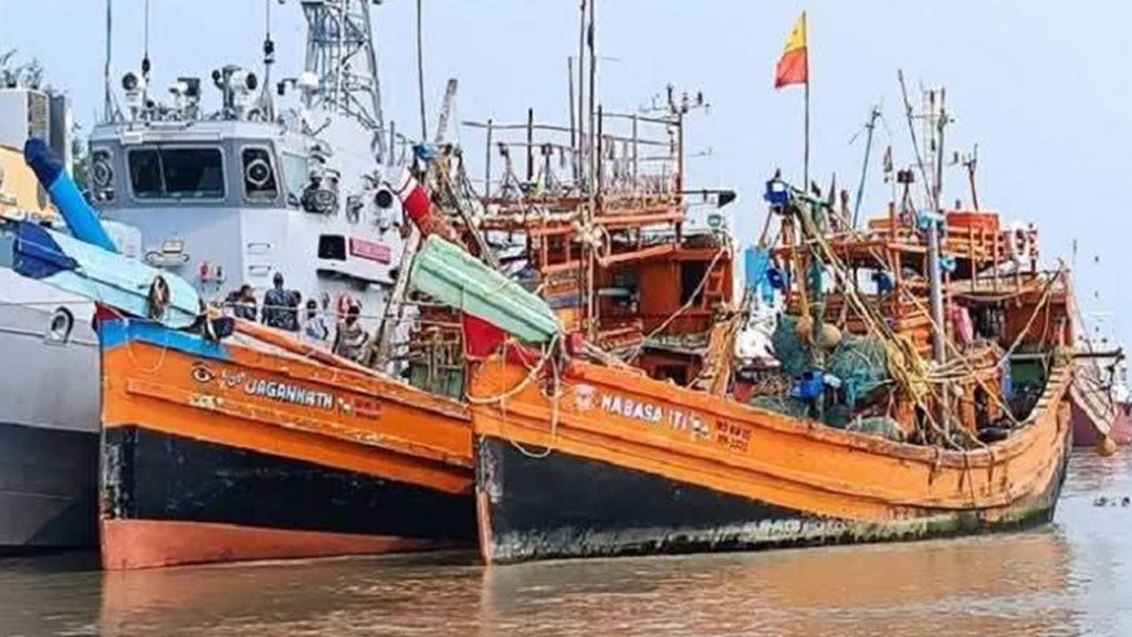 অনুপ্রবেশ করে মাছ শিকার: বঙ্গোপসাগর থেকে ভারতীয় ১৪ জেলে আটক, ট্রলার জব্দ