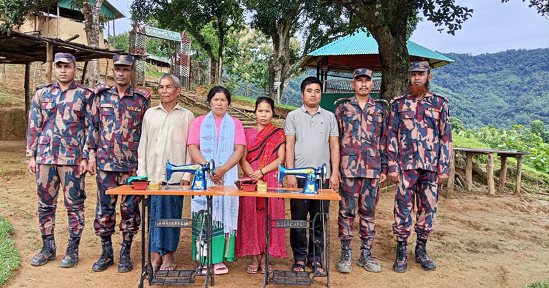 লংগদুতে হতদরিদ্র পরিবারের মাঝে বিজিবির সেলাই মেশিন বিতরণ