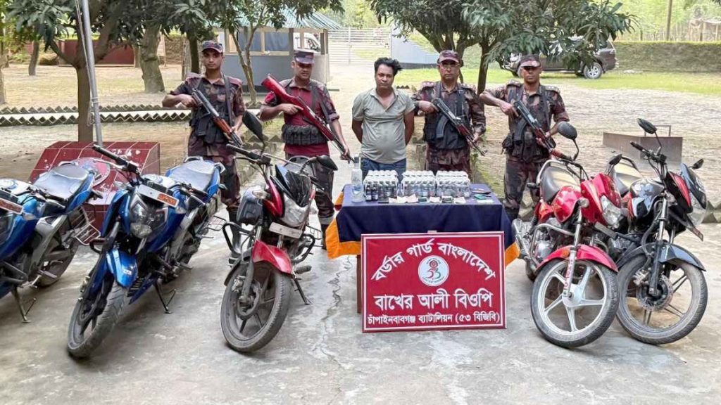 চাঁপাইনবাবগঞ্জে মাদকবিরোধী অভিযানে বিজিবির ওপর হামলা, ফেনসিডিলসহ আটক ১