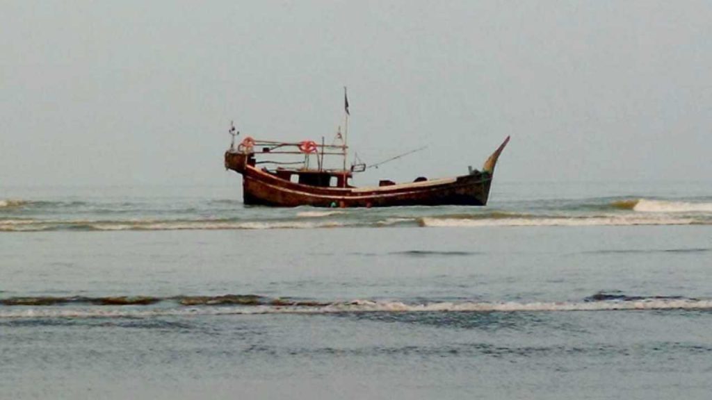 নাফ নদী থেকে নৌকাসহ ৫ জেলেকে ধরে নিয়ে গেছে আরাকান আর্মি