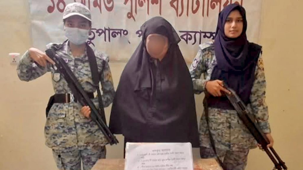 রোহিঙ্গা ক্যাম্পে বোমা সদৃশ বস্তু -অস্ত্র সহ নারী গ্রেপ্তার