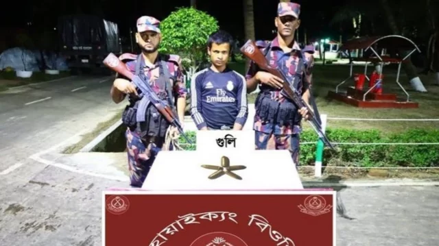 টেকনাফ সীমান্তে রোহিঙ্গা যুবকের কাছ থেকে ৯ এমএম পিস্তলের গুলি উদ্ধার, আটক ১