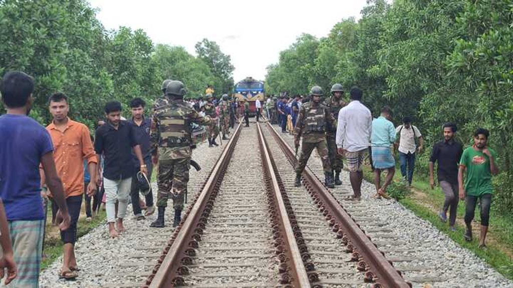 সেনাবাহিনীর হস্তক্ষেপে কক্সবাজারে ট্রেন চলাচল ও সড়ক যোগাযোগ স্বাভাবিক