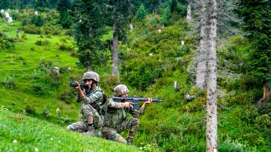 কাশ্মীর সীমান্তে ভারত-পাকিস্তান গোলাগুলি, ২ ভারতীয় সেনা নিহত