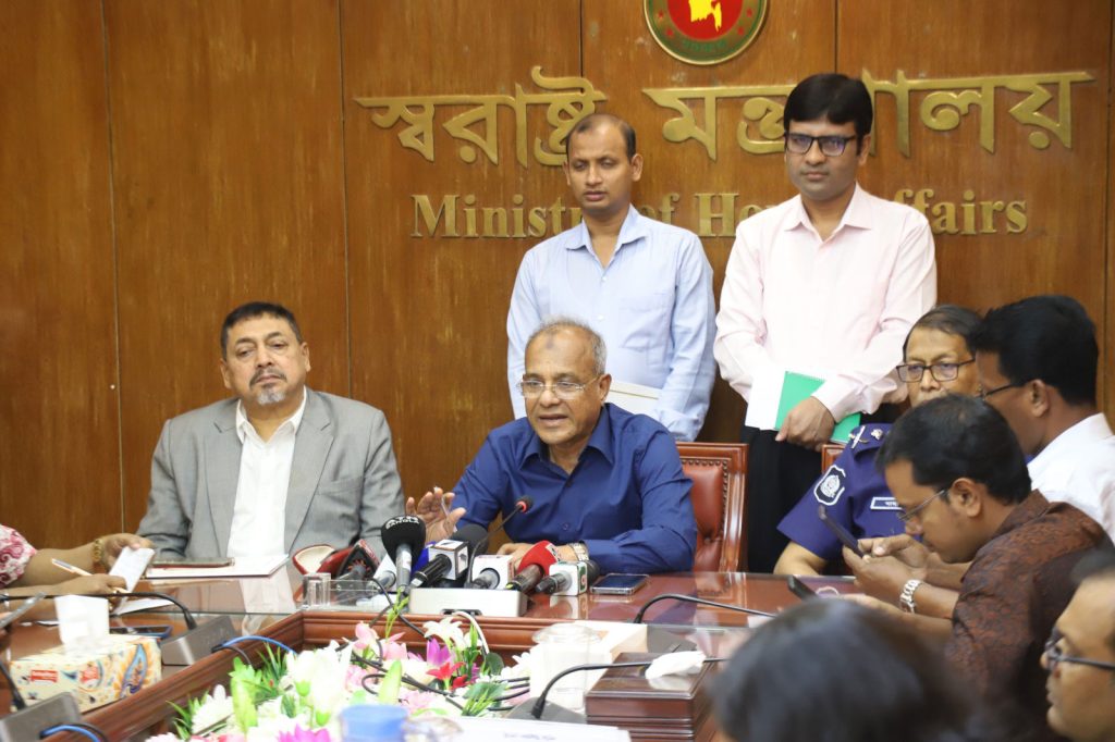 লুট হওয়া অস্ত্রের সন্ধান দিলে ৫ লাখ টাকা পর্যন্ত পুরস্কার: স্বরাষ্ট্র উপদেষ্টা