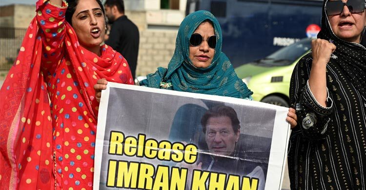 ইমরান খানের মুক্তির দাবিতে পাকিস্তানজুড়ে সমর্থকদের বিক্ষোভ