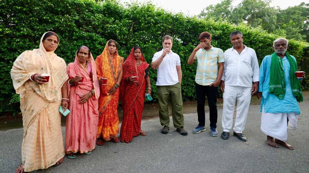 ‘মৃত’ ভোটারদের সঙ্গে চা খেয়ে নির্বাচন কমিশনের বিরুদ্ধে ক্ষোভ প্রকাশ রাহুল গান্ধীর