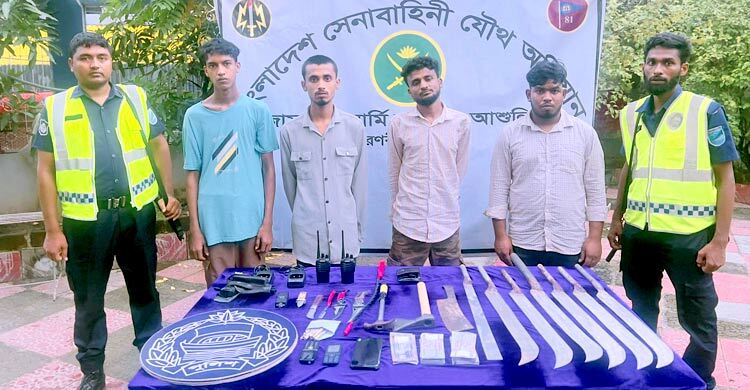 সাভারে যৌথ অভিযানে বিপুল দেশীয় অস্ত্রসহ কিশোর গ্যাংয়ের ৪ সদস্য গ্রেফতার