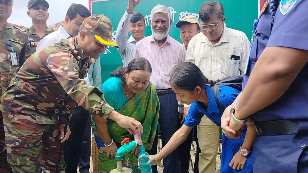 সেনাবাহিনী প্রধানের প্রতিশ্রুতি পূরন, সুপেয় পানি পেল রেজামনি ও কারিগর পাড়ার মানুষ