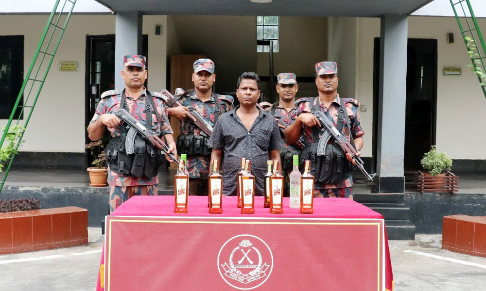 যশোরে বিজিবির হাতে বিদেশি মদসহ ভারতীয় নাগরিক আটক