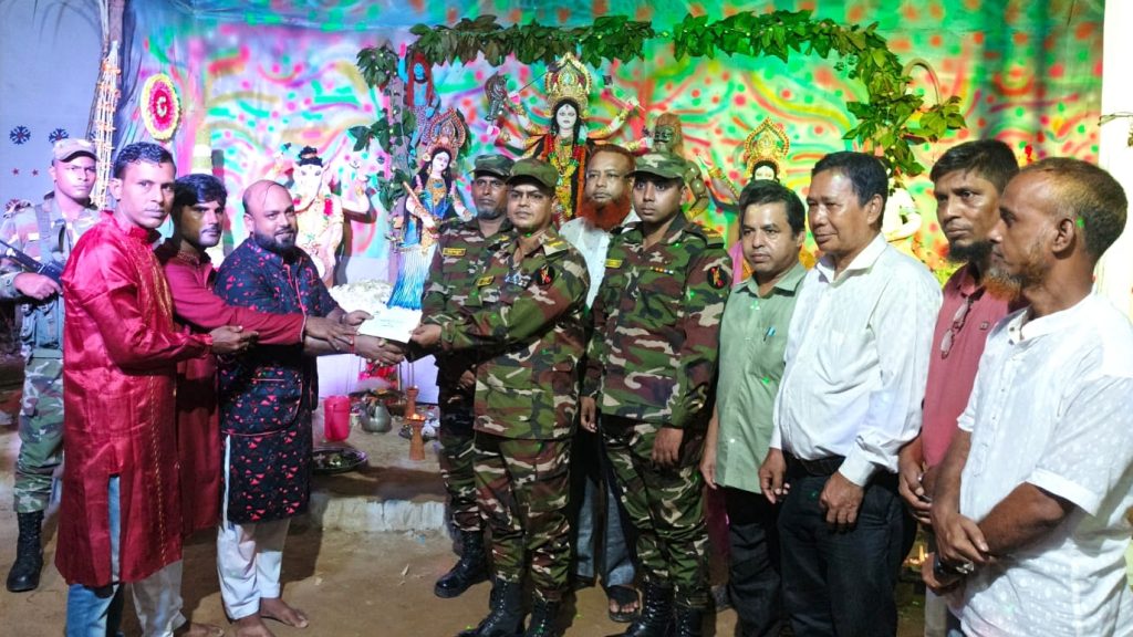 দুর্গাপূজা উপলক্ষে বাঘাইহাট জোন অধিনায়কের পূজামণ্ডপ পরিদর্শন, আর্থিক সহায়তা