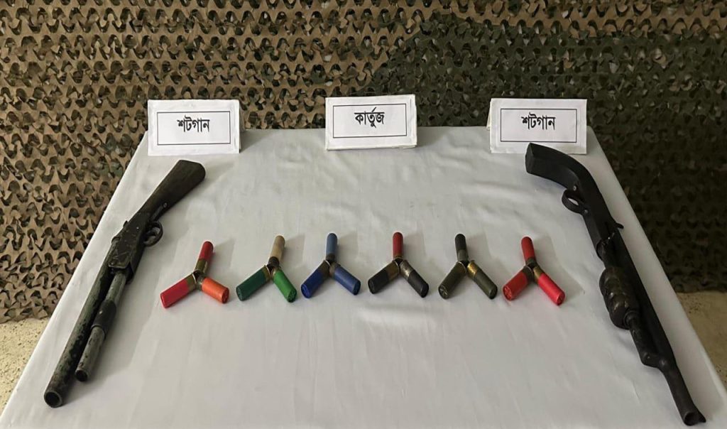চট্টগ্রামের বোয়ালখালীতে যৌথ অভিযানে অস্ত্র ও গোলাবারুদ উদ্ধার
