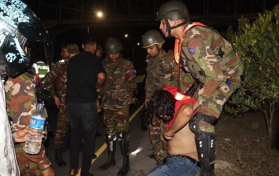 রাজধানীর পূর্বাচলে সড়ক দুর্ঘটনায় সেনাবাহিনীর তাৎক্ষণিক উদ্ধার কার্যক্রম