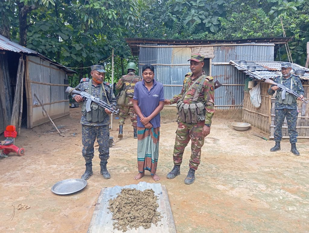 লংগদুতে সেনাবাহিনী-আনসারের যৌথ অভিযানে গাজা-সরঞ্জাম ও নগদ অর্থ উদ্ধার, আটক ১