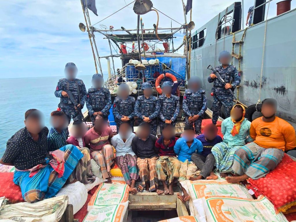 মায়ানমারে অবৈধ পণ্য পাচারের সময় ১১ জনকে আটক করল নৌবাহিনী