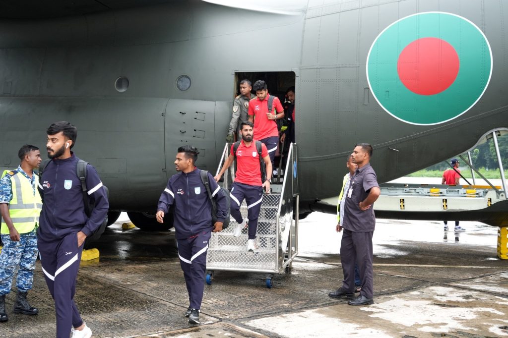 নেপাল থেকে দেশে ফিরল বাংলাদেশ জাতীয় ফুটবল দল ও ক্রীড়া সাংবাদিকরা