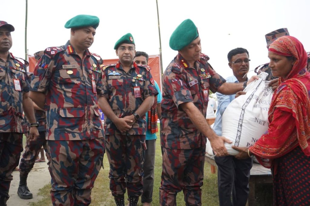 কুষ্টিয়ায় পদ্মা ভাঙনে ক্ষতিগ্রস্তদের মাঝে বিজিবির ত্রাণ বিতরণ