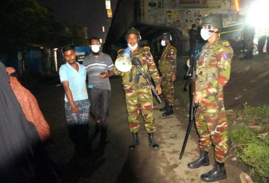 টঙ্গী সাহারা মার্কেটে অগ্নিকাণ্ডে সেনাবাহিনীর উদ্ধার অভিযান