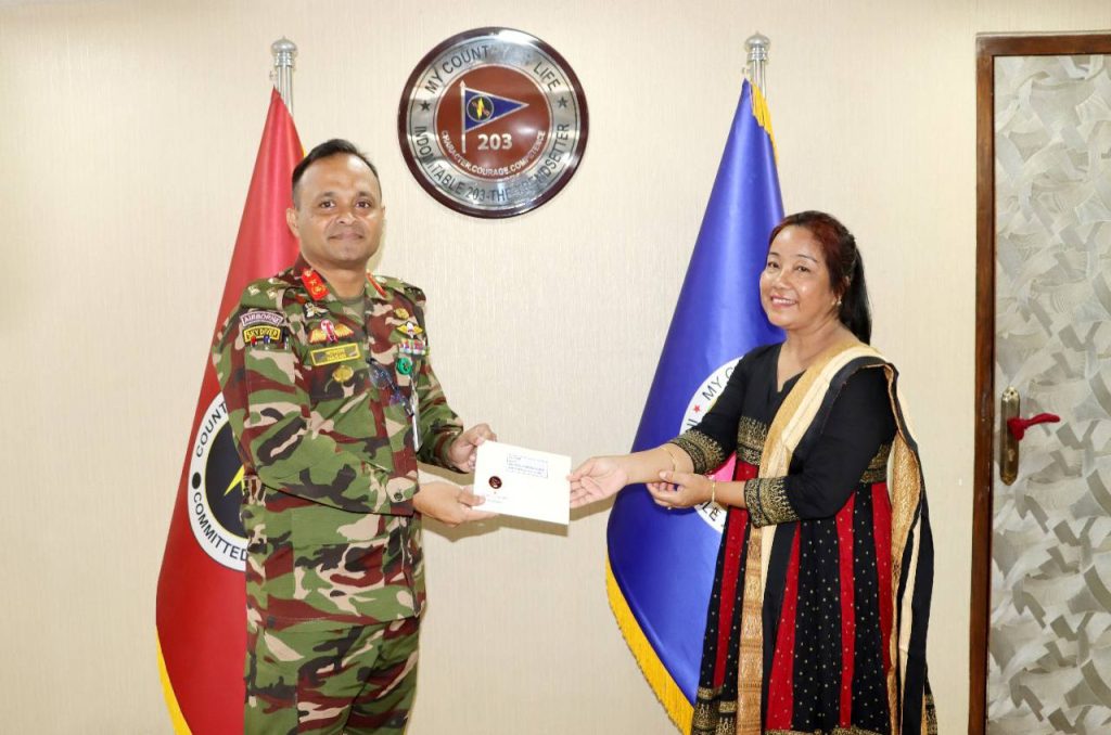 খাগড়াছড়ির ২৯টি পূজা মণ্ডপে সেনাবাহিনীর শুভেচ্ছা উপহার বিতরণ