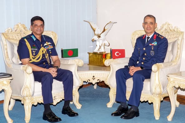 বাংলাদেশ বিমান বাহিনী প্রধানের সাথে তুরস্কের বিমান বাহিনী প্রতিনিধির সৌজন্য সাক্ষাৎ