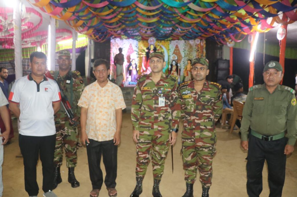 পূজামণ্ডপ পরিদর্শন ও সহায়তা দিলেন সেনাবাহিনীর দীঘিনালা জোন অধিনায়ক