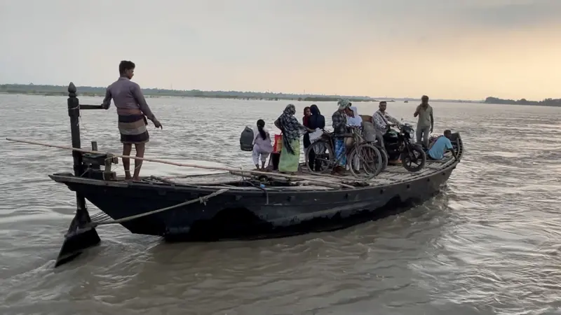 'অবৈধ বাংলাদেশি' বলে হেনস্থা, বিপাকে পশ্চিমবঙ্গের অনেক গ্রামের বাসিন্দারা