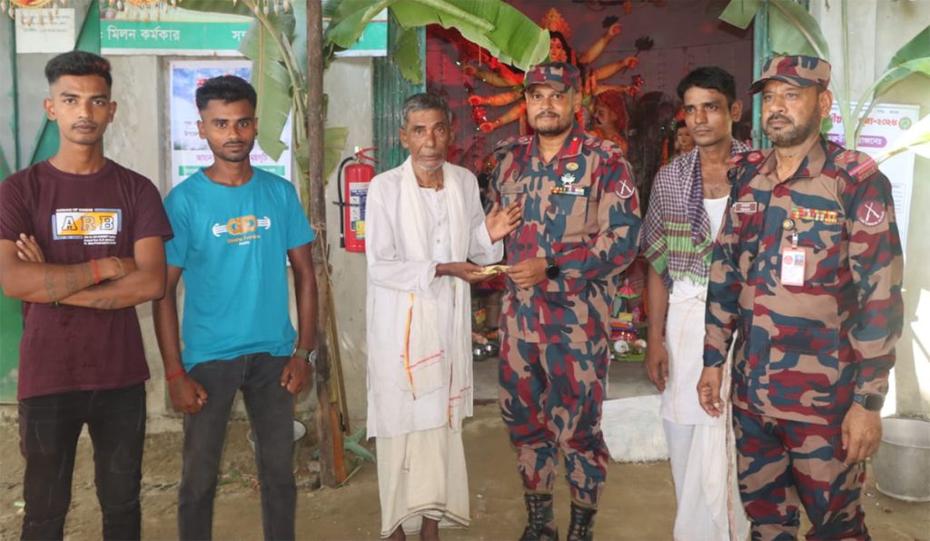 আলীকদমে দুর্গাপূজা উপলক্ষে পূজামণ্ডপে বিজিবির অনুদান ও নিরাপত্তাপরিস্থিতি পরিদর্শন