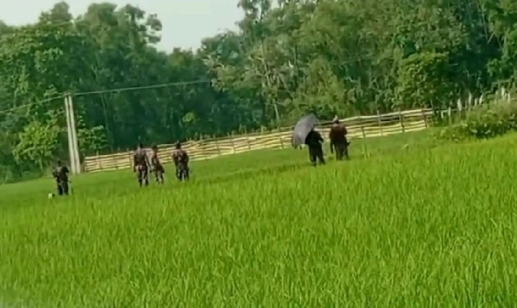 দিনাজপুর সীমান্তে বেড়া দিয়েছে বিএসএফ, বিজিবির কড়া প্রতিবাদ