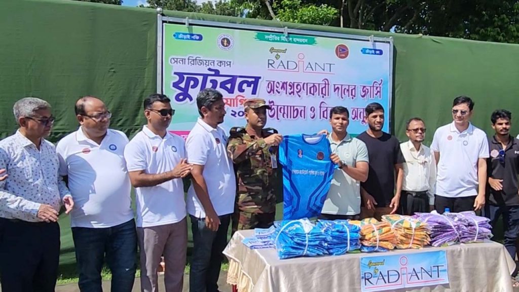 বান্দরবান সেনা রিজিয়ন কাপ ফুটবল টুর্নামেন্টে অংশগ্রহণকারী খেলোয়াড়দের মাঝে জার্সি বিতরণ