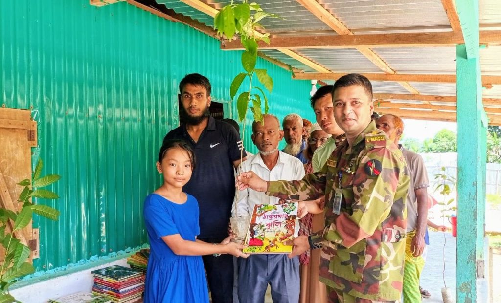 মহালছড়িতে সেনাবাহিনীর উদ্যোগে শিক্ষার্থীদের মাঝে চারা ও শিক্ষা সামগ্রী বিতরণ