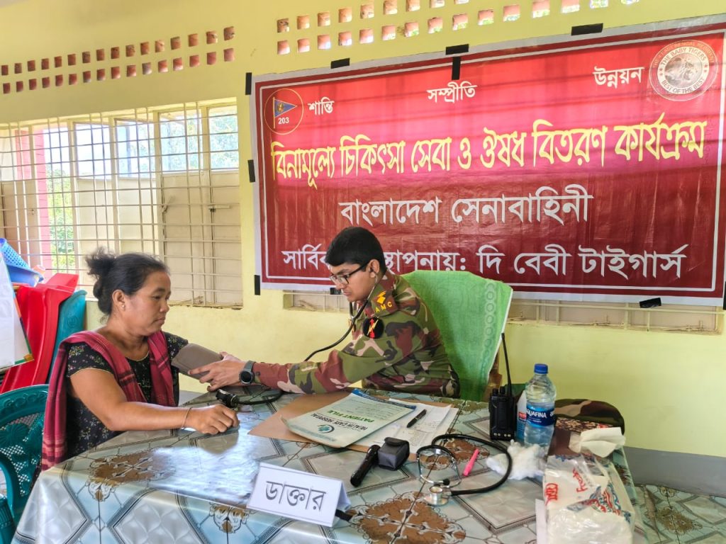 সেনাবাহিনীর মানবিক উদ্যোগ: দুর্গম পাহাড়ে বিনামূল্যে স্বাস্থ্যসেবা পেলেন কয়েক’শ গ্রামবাসী