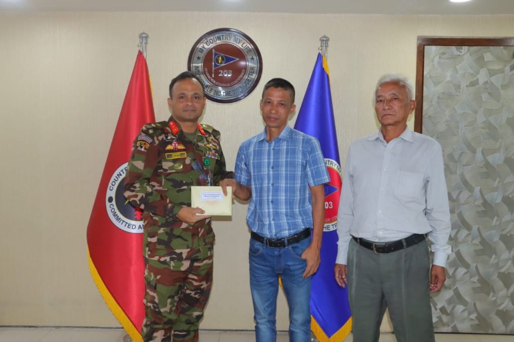 বিরল রোগে আক্রান্ত খাগড়াছড়ির স্কুলছাত্রী বর্ষা দেওয়ানকে সেনাবাহিনীর আর্থিক সহায়তা