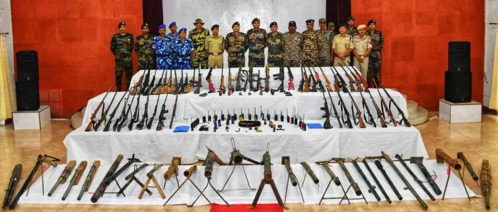 মণিপুরে নিরাপত্তাবাহিনীর যৌথ অভিযানে বিপুল পরিমাণ অস্ত্র ও গোলাবারুদ উদ্ধার
